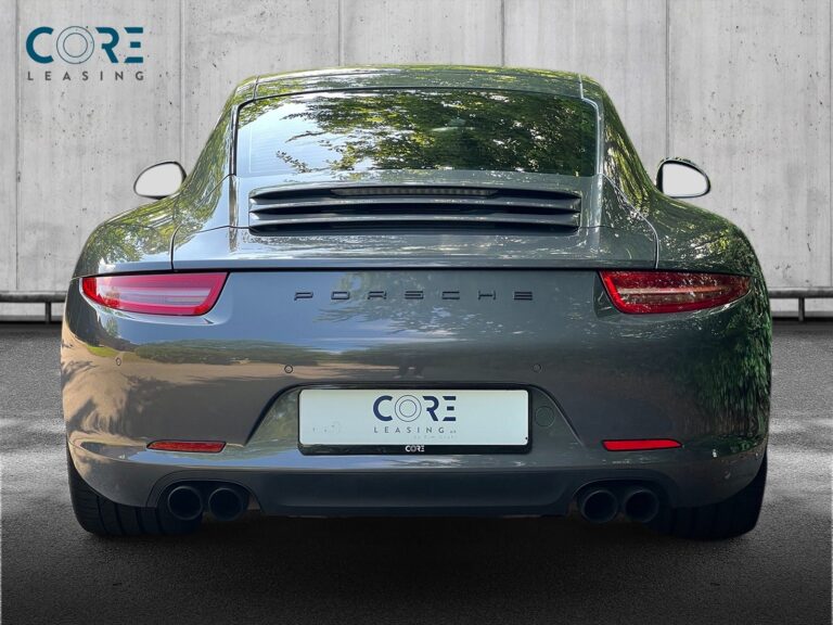 Gråmetal Porsche 911 Carrera S Coupé fra 2011 parkeret foran en betonmur. CORE Leasing A/S er eksperter i Porsche leasing.