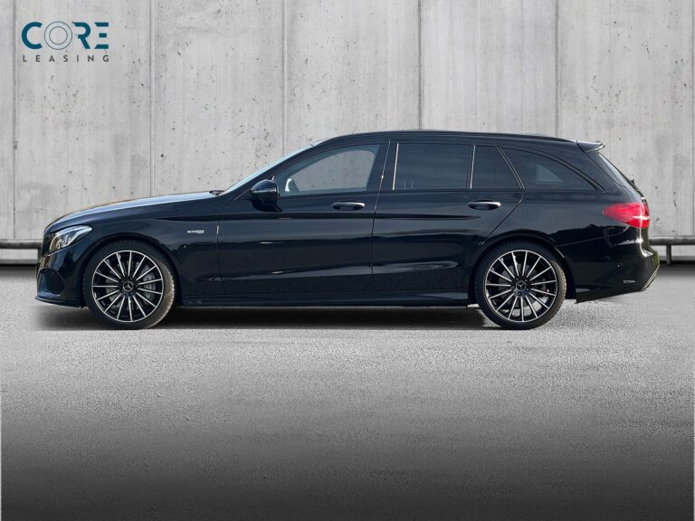 Sortmetal Mercedes C43 AMG stc. aut. 4Matic fra 2017 parkeret foran en betonmur. CORE Leasing A/S er eksperter i Mercedes leasing.