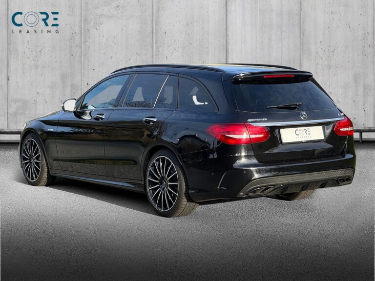 Sortmetal Mercedes C43 AMG stc. aut. 4Matic fra 2017 parkeret foran en betonmur. CORE Leasing A/S er eksperter i Mercedes leasing.