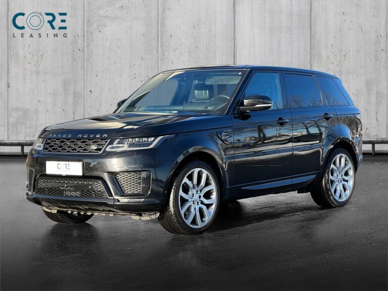 Sortmetal Land Rover Range Rover Sport SDV6 HSE Dynamic aut. fra 2018 parkeret foran en betonmur. CORE Leasing A/S er eksperter i Land Rover leasing.