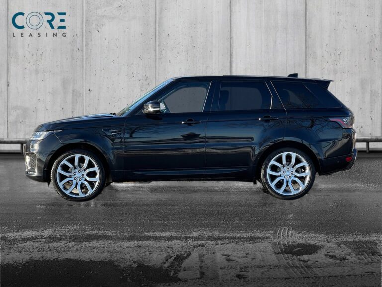 Sortmetal Land Rover Range Rover Sport SDV6 HSE Dynamic aut. fra 2018 parkeret foran en betonmur. CORE Leasing A/S er eksperter i Land Rover leasing.