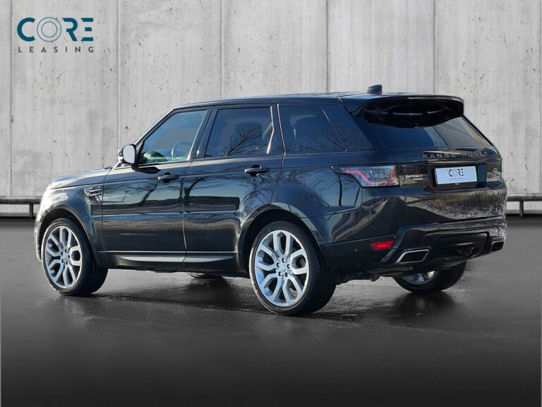 Sortmetal Land Rover Range Rover Sport SDV6 HSE Dynamic aut. fra 2018 parkeret foran en betonmur. CORE Leasing A/S er eksperter i Land Rover leasing.