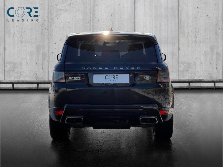 Sortmetal Land Rover Range Rover Sport SDV6 HSE Dynamic aut. fra 2018 parkeret foran en betonmur. CORE Leasing A/S er eksperter i Land Rover leasing.