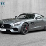 Gråmetal Mercedes AMG GT S aut. fra 2015 parkeret foran en betonmur. CORE Leasing A/S er eksperter i Mercedes leasing.