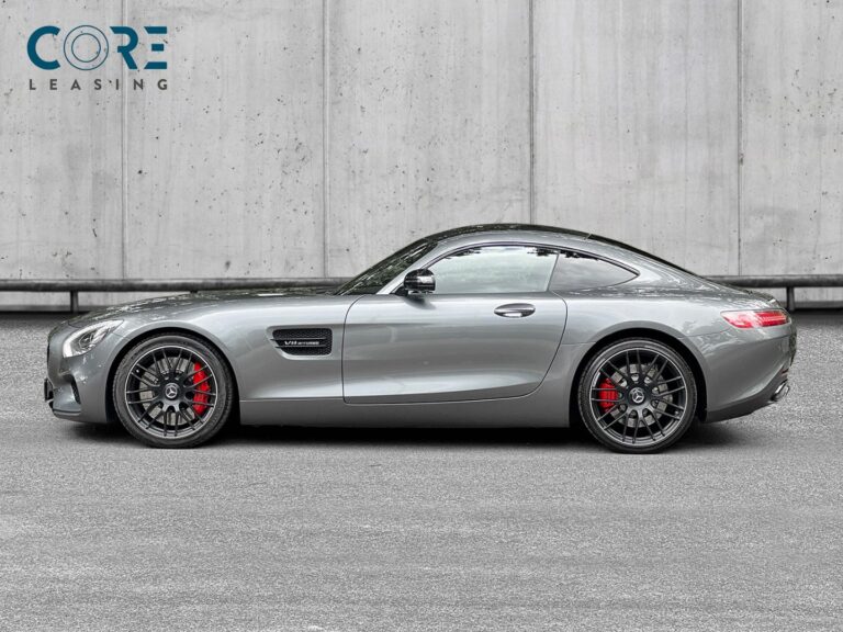 Gråmetal Mercedes AMG GT S aut. fra 2015 parkeret foran en betonmur. CORE Leasing A/S er eksperter i Mercedes leasing.