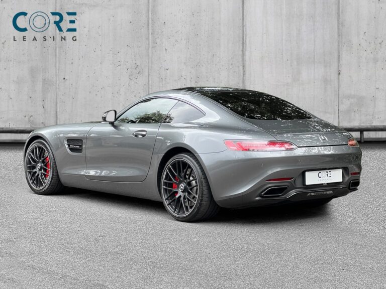Gråmetal Mercedes AMG GT S aut. fra 2015 parkeret foran en betonmur. CORE Leasing A/S er eksperter i Mercedes leasing.