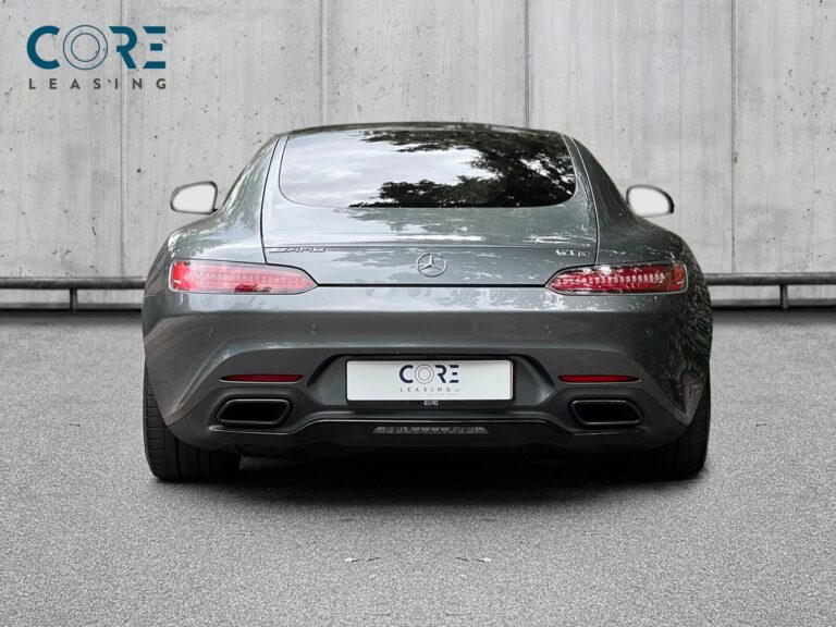 Gråmetal Mercedes AMG GT S aut. fra 2015 parkeret foran en betonmur. CORE Leasing A/S er eksperter i Mercedes leasing.