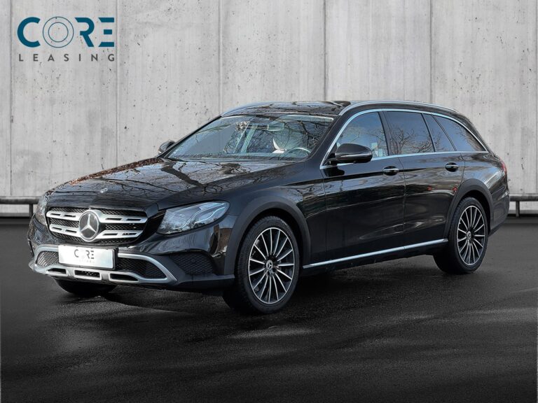 Sortmetal Mercedes E400 d All-Terrain aut. 4Matic fra 2018 parkeret foran en betonmur. CORE Leasing A/S er eksperter i Mercedes leasing.