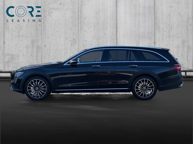 Sortmetal Mercedes E400 d All-Terrain aut. 4Matic fra 2018 parkeret foran en betonmur. CORE Leasing A/S er eksperter i Mercedes leasing.