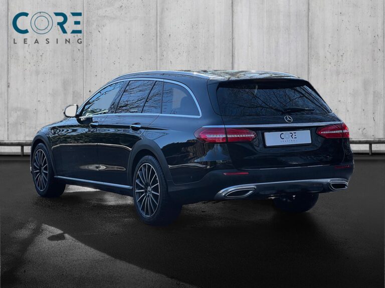 Sortmetal Mercedes E400 d All-Terrain aut. 4Matic fra 2018 parkeret foran en betonmur. CORE Leasing A/S er eksperter i Mercedes leasing.