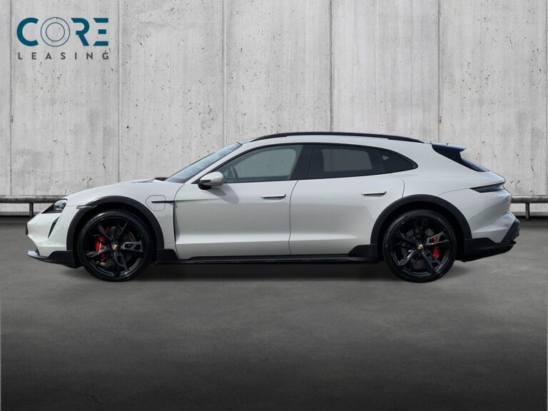 Gråmetal Porsche Taycan 4S Performance+ Cross Turismo fra 2021 parkeret foran en betonmur. CORE Leasing A/S er eksperter i Porsche leasing.