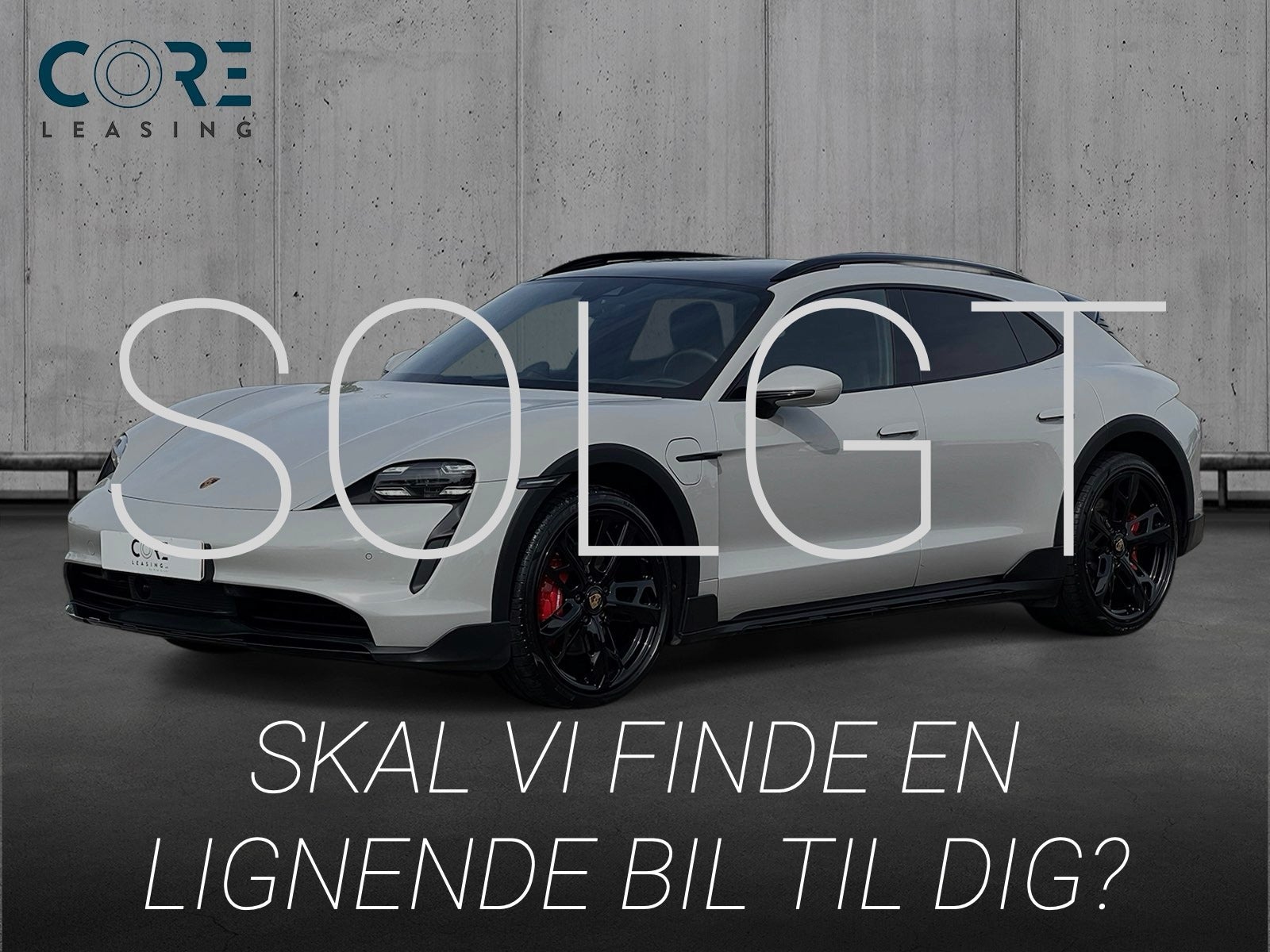 Gråmetal Porsche Taycan 4S Performance+ Cross Turismo fra 2021 parkeret foran en betonmur. CORE Leasing A/S er eksperter i Porsche leasing.