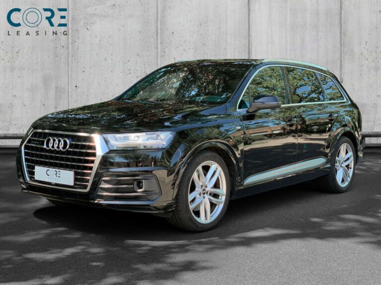 Sortmetal Audi Q7 TDi 272 S-line quattro Tiptr. 7prs fra 2016 parkeret foran en betonmur. CORE Leasing A/S er eksperter i Audi leasing.