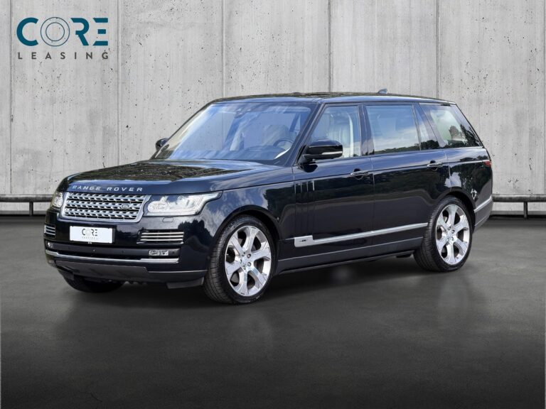 Sortmetal Land Rover Range Rover SCV8 Autobiography aut. LWB fra 2017 parkeret foran en betonmur. CORE Leasing A/S er eksperter i Land Rover leasing.