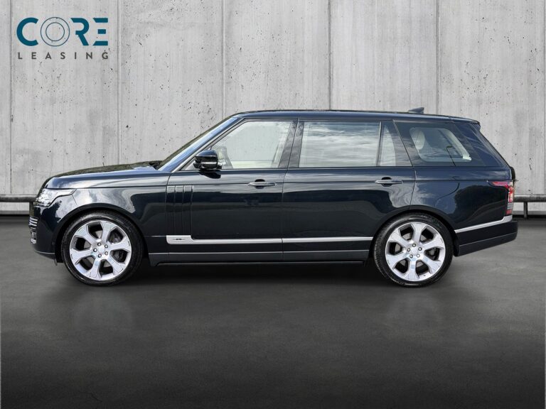 Sortmetal Land Rover Range Rover SCV8 Autobiography aut. LWB fra 2017 parkeret foran en betonmur. CORE Leasing A/S er eksperter i Land Rover leasing.