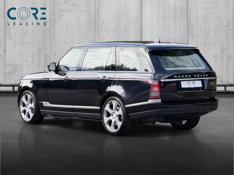 Sortmetal Land Rover Range Rover SCV8 Autobiography aut. LWB fra 2017 parkeret foran en betonmur. CORE Leasing A/S er eksperter i Land Rover leasing.