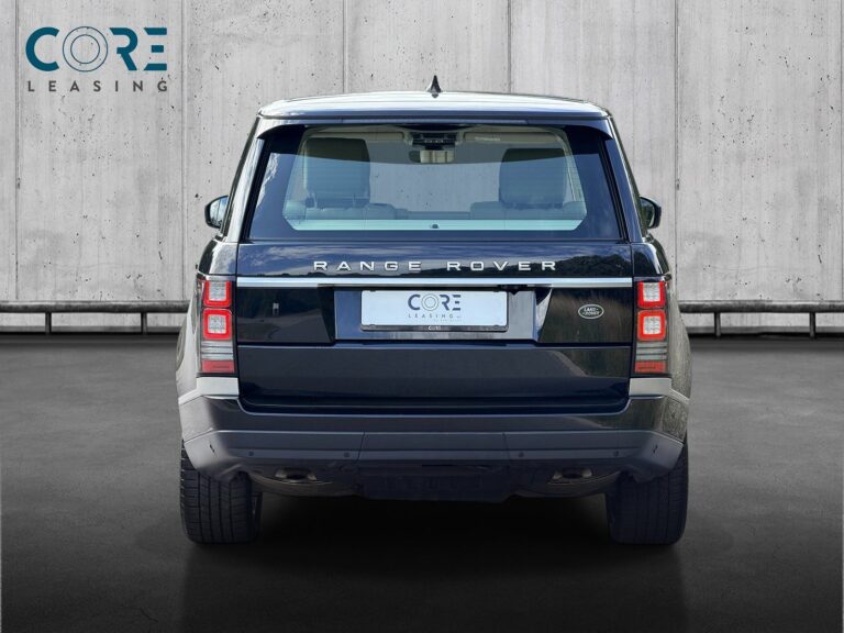 Sortmetal Land Rover Range Rover SCV8 Autobiography aut. LWB fra 2017 parkeret foran en betonmur. CORE Leasing A/S er eksperter i Land Rover leasing.