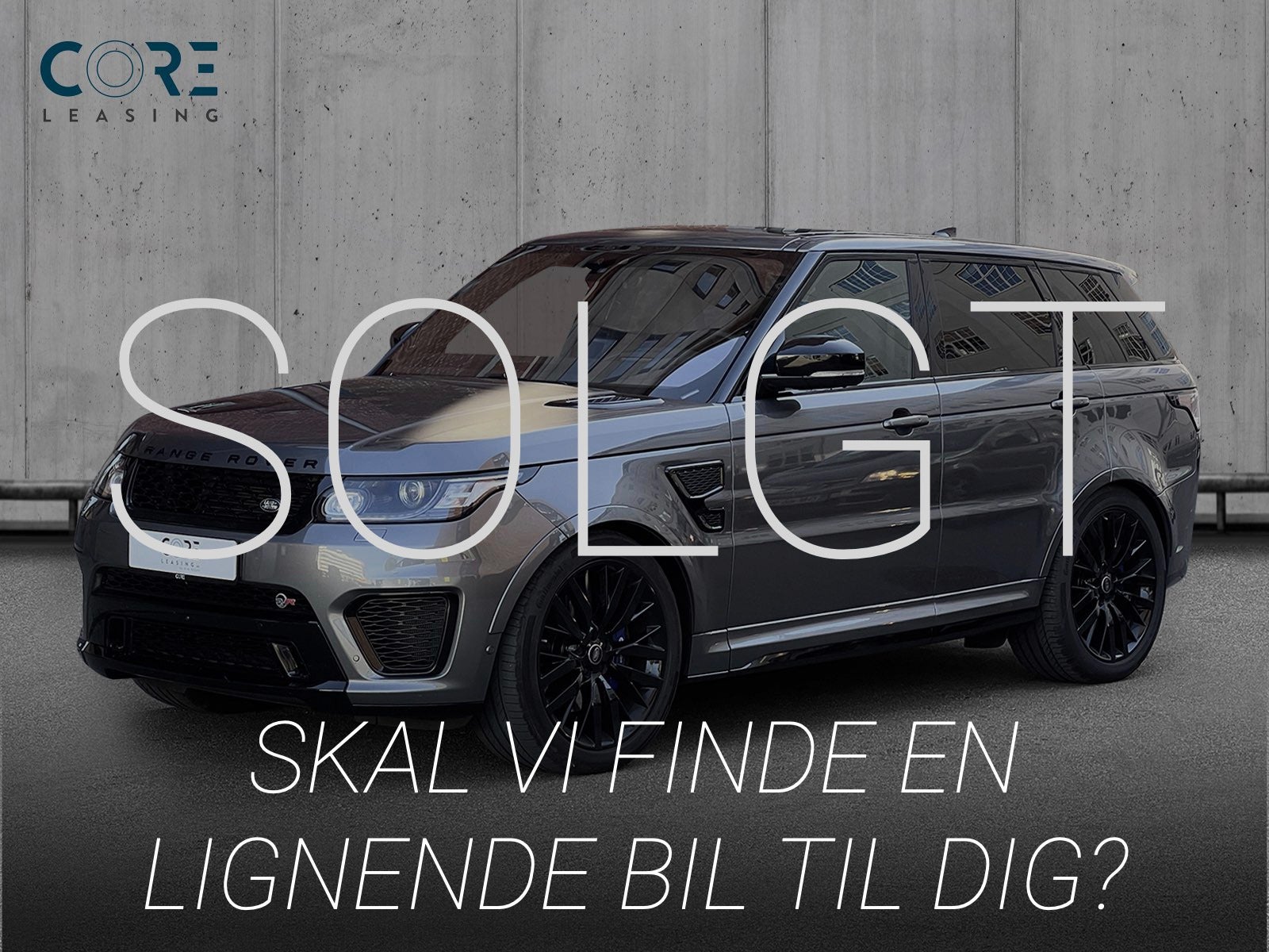 Gråmetal Land Rover Range Rover Sport SCV8 SVR aut. fra 2017 parkeret foran en betonmur. CORE Leasing A/S er eksperter i Land Rover leasing.