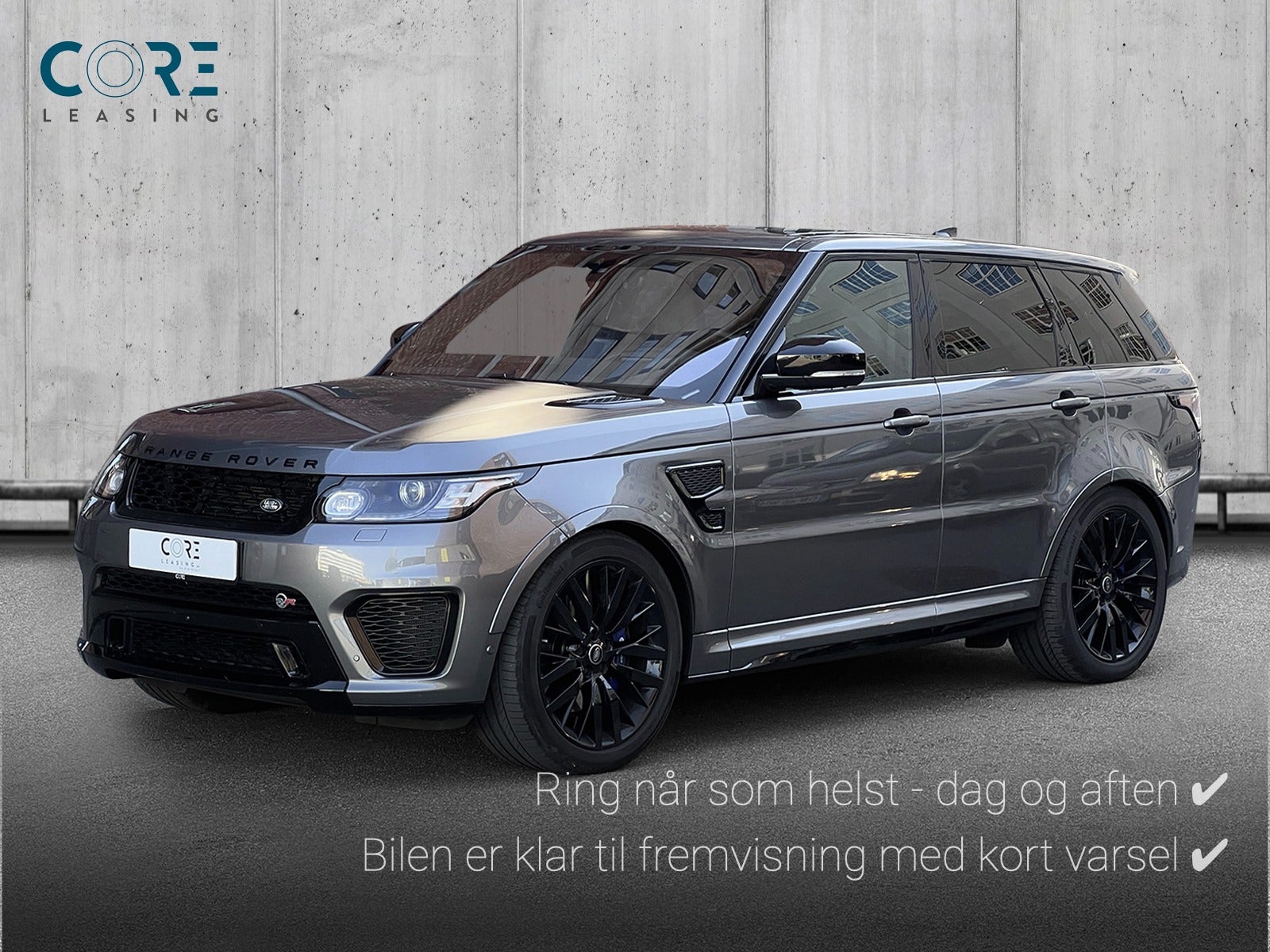 Gråmetal Land Rover Range Rover Sport SCV8 SVR aut. fra 2017 parkeret foran en betonmur. CORE Leasing A/S er eksperter i Land Rover leasing.