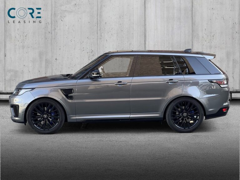 Gråmetal Land Rover Range Rover Sport SCV8 SVR aut. fra 2017 parkeret foran en betonmur. CORE Leasing A/S er eksperter i Land Rover leasing.
