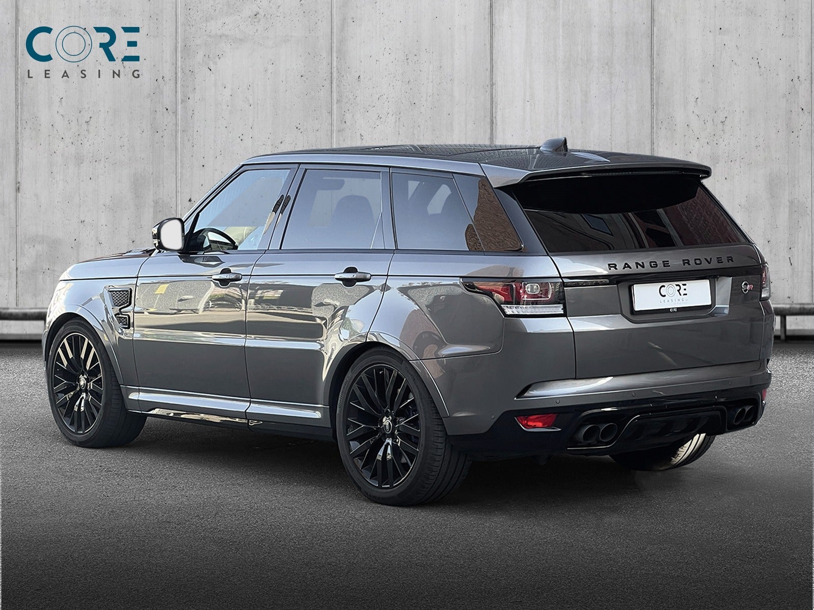 Gråmetal Land Rover Range Rover Sport SCV8 SVR aut. fra 2017 parkeret foran en betonmur. CORE Leasing A/S er eksperter i Land Rover leasing.