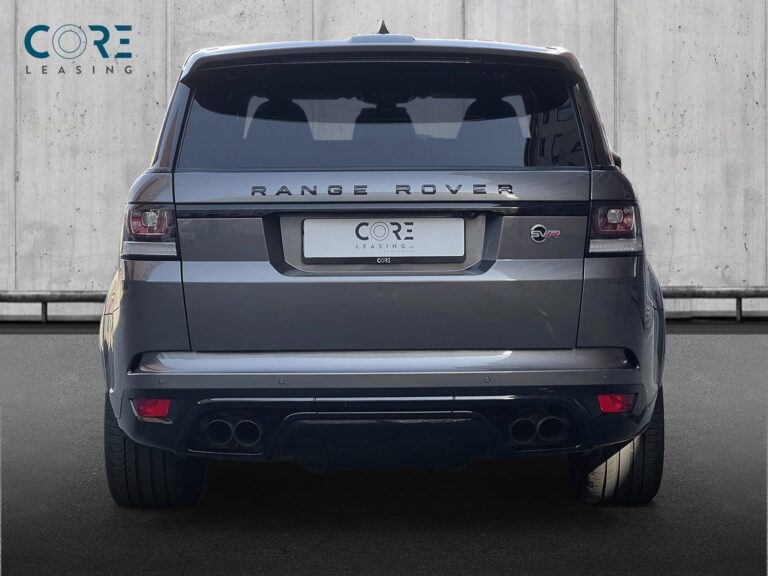 Gråmetal Land Rover Range Rover Sport SCV8 SVR aut. fra 2017 parkeret foran en betonmur. CORE Leasing A/S er eksperter i Land Rover leasing.
