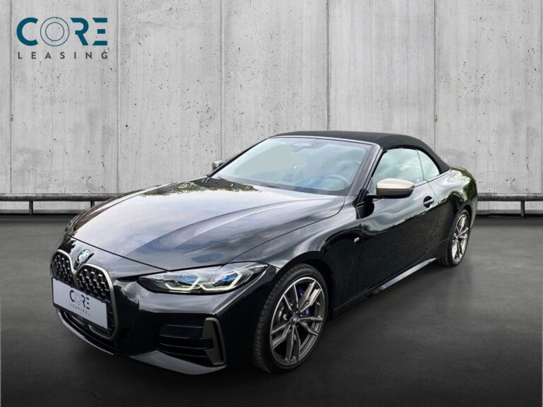 Sortmetal BMW M440i Cabriolet xDrive aut. fra 2021 parkeret foran en betonmur. CORE Leasing A/S er eksperter i BMW leasing.