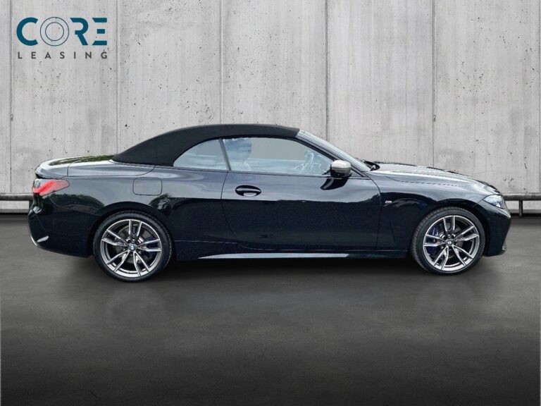 Sortmetal BMW M440i Cabriolet xDrive aut. fra 2021 parkeret foran en betonmur. CORE Leasing A/S er eksperter i BMW leasing.