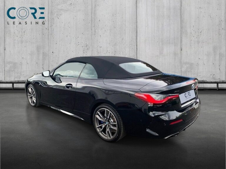 Sortmetal BMW M440i Cabriolet xDrive aut. fra 2021 parkeret foran en betonmur. CORE Leasing A/S er eksperter i BMW leasing.