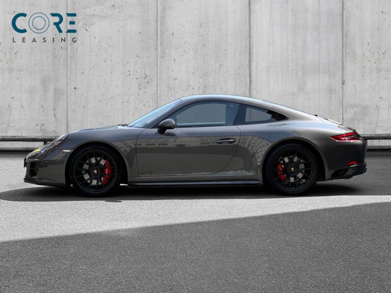 Gråmetal Porsche 911 Carrera 4 GTS Coupé PDK fra 2018 parkeret foran en betonmur. CORE Leasing A/S er eksperter i Porsche leasing.