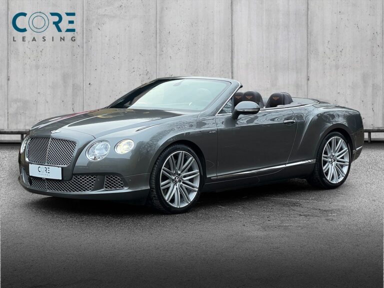 Gråmetal Bentley Continental GTC W12 Speed aut. fra 2013 parkeret foran en betonmur. CORE Leasing A/S er eksperter i Bentley leasing.