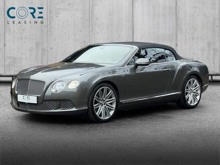 Gråmetal Bentley Continental GTC W12 Speed aut. fra 2013 parkeret foran en betonmur. CORE Leasing A/S er eksperter i Bentley leasing.