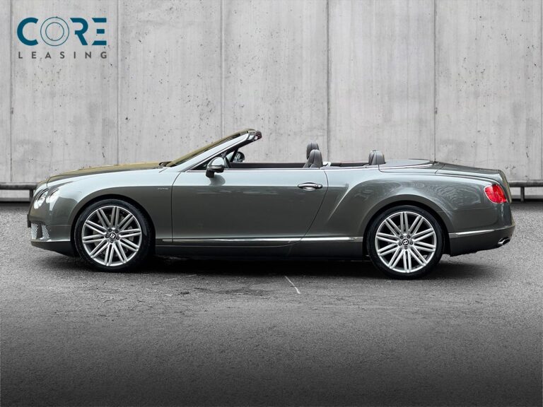Gråmetal Bentley Continental GTC W12 Speed aut. fra 2013 parkeret foran en betonmur. CORE Leasing A/S er eksperter i Bentley leasing.