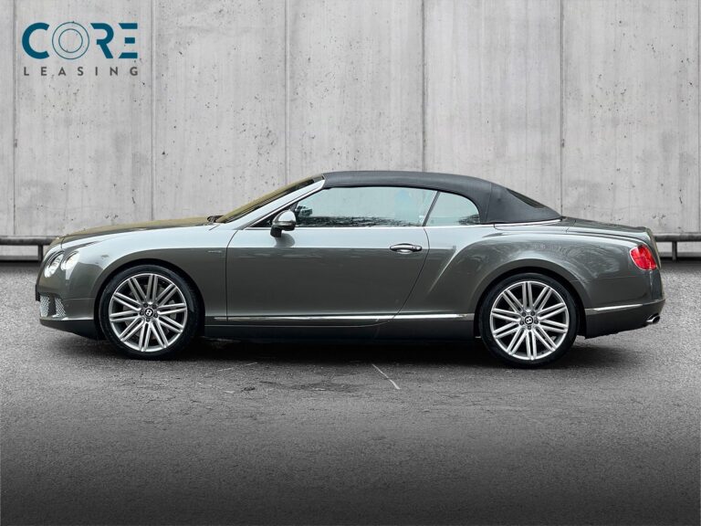Gråmetal Bentley Continental GTC W12 Speed aut. fra 2013 parkeret foran en betonmur. CORE Leasing A/S er eksperter i Bentley leasing.