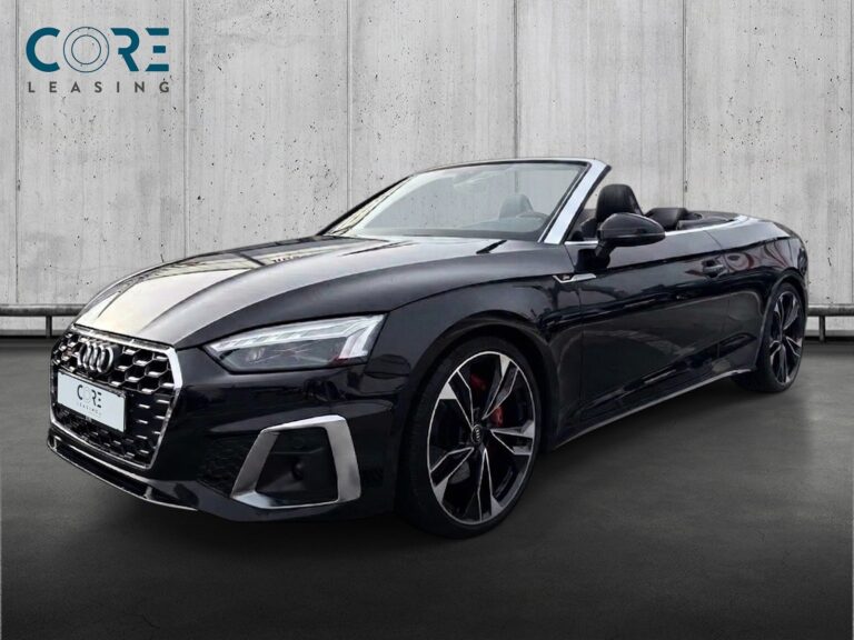 Sortmetal Audi S5 TFSi Cabriolet quattro Tiptr. fra 2022 parkeret foran en betonmur. CORE Leasing A/S er eksperter i Audi leasing.