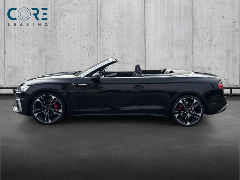 Sortmetal Audi S5 TFSi Cabriolet quattro Tiptr. fra 2022 parkeret foran en betonmur. CORE Leasing A/S er eksperter i Audi leasing.
