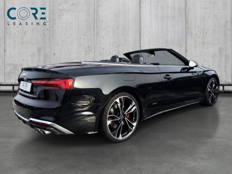 Sortmetal Audi S5 TFSi Cabriolet quattro Tiptr. fra 2022 parkeret foran en betonmur. CORE Leasing A/S er eksperter i Audi leasing.