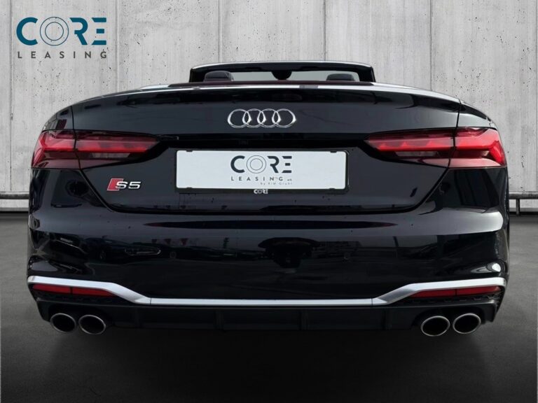 Sortmetal Audi S5 TFSi Cabriolet quattro Tiptr. fra 2022 parkeret foran en betonmur. CORE Leasing A/S er eksperter i Audi leasing.