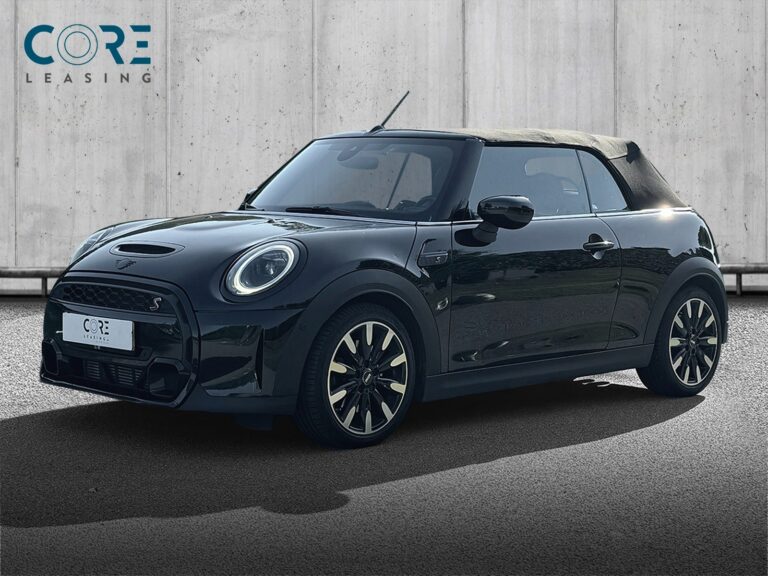 Sortmetal MINI Cooper S Maximise Cabriolet aut. fra 2021 parkeret foran en betonmur. CORE Leasing A/S er eksperter i MINI leasing.