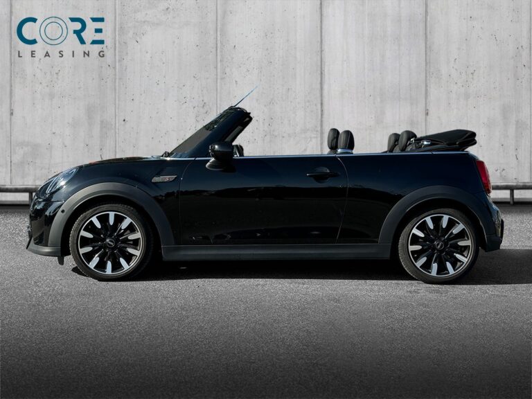 Sortmetal MINI Cooper S Maximise Cabriolet aut. fra 2021 parkeret foran en betonmur. CORE Leasing A/S er eksperter i MINI leasing.