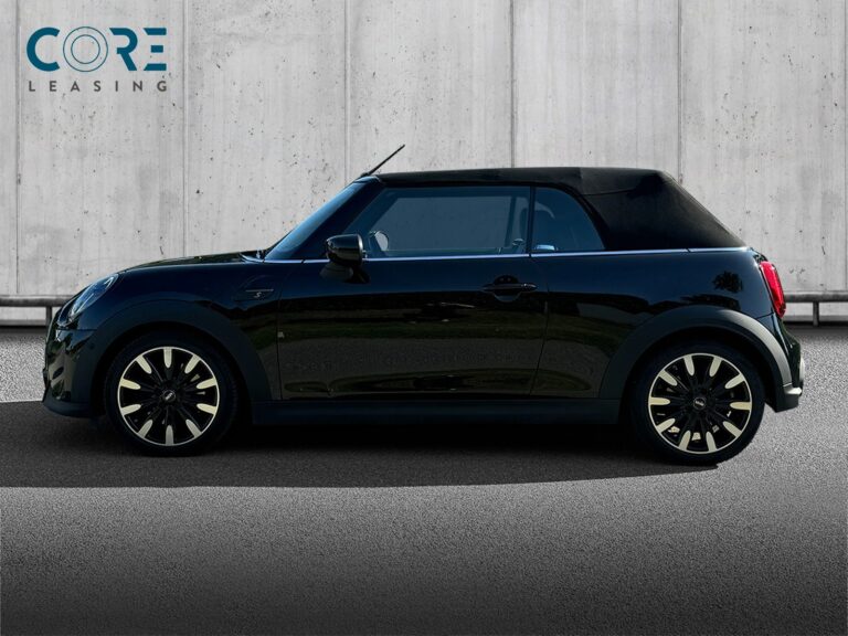 Sortmetal MINI Cooper S Maximise Cabriolet aut. fra 2021 parkeret foran en betonmur. CORE Leasing A/S er eksperter i MINI leasing.