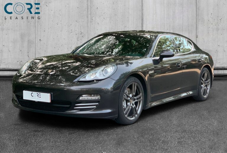 Gråmetal Porsche Panamera 4S PDK fra 2013 parkeret foran en betonmur. CORE Leasing A/S er eksperter i Porsche leasing.