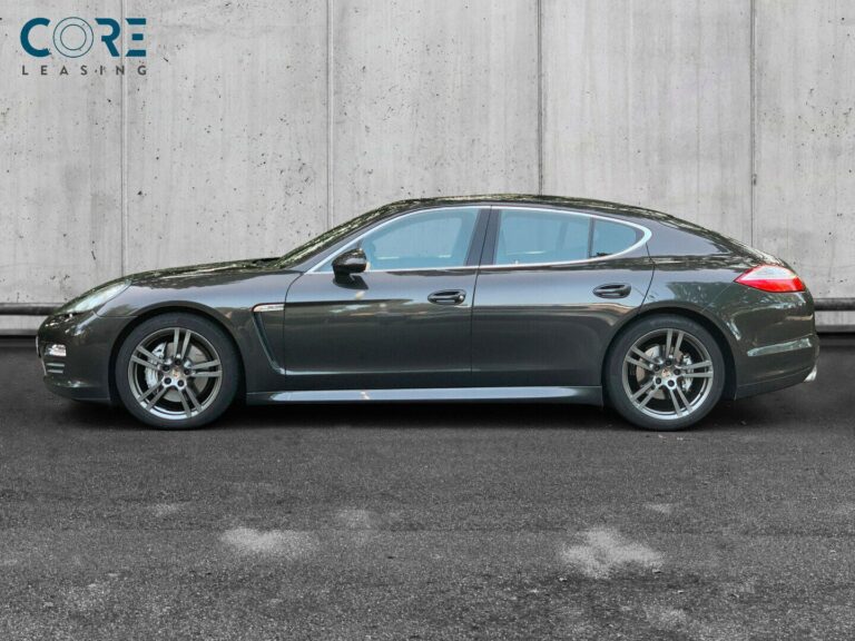Gråmetal Porsche Panamera 4S PDK fra 2013 parkeret foran en betonmur. CORE Leasing A/S er eksperter i Porsche leasing.