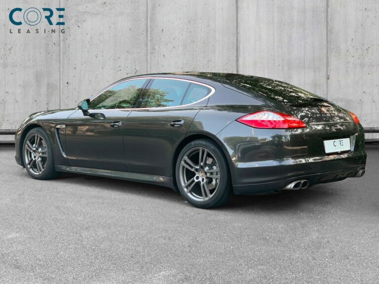 Gråmetal Porsche Panamera 4S PDK fra 2013 parkeret foran en betonmur. CORE Leasing A/S er eksperter i Porsche leasing.