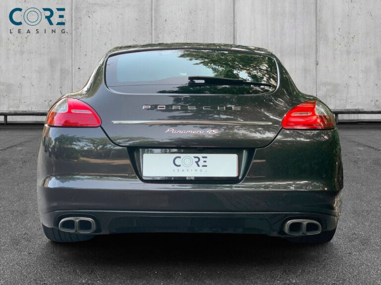 Gråmetal Porsche Panamera 4S PDK fra 2013 parkeret foran en betonmur. CORE Leasing A/S er eksperter i Porsche leasing.