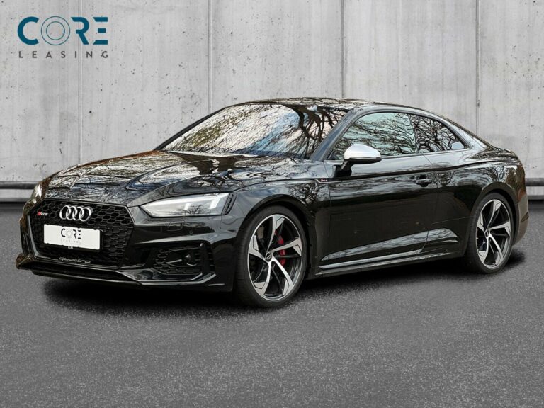 Sortmetal Audi RS5 TFSi Coupé quattro Tiptr. fra 2017 parkeret foran en betonmur. CORE Leasing A/S er eksperter i Audi leasing.