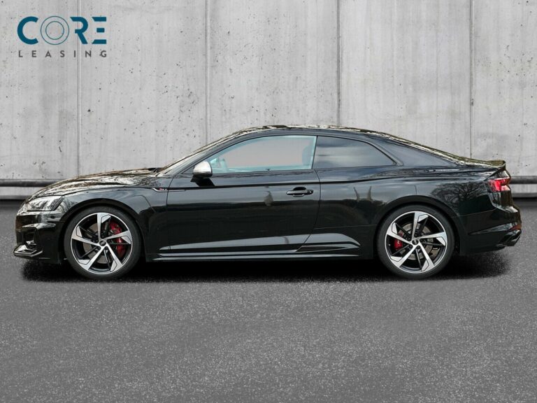 Sortmetal Audi RS5 TFSi Coupé quattro Tiptr. fra 2017 parkeret foran en betonmur. CORE Leasing A/S er eksperter i Audi leasing.