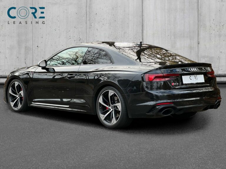 Sortmetal Audi RS5 TFSi Coupé quattro Tiptr. fra 2017 parkeret foran en betonmur. CORE Leasing A/S er eksperter i Audi leasing.