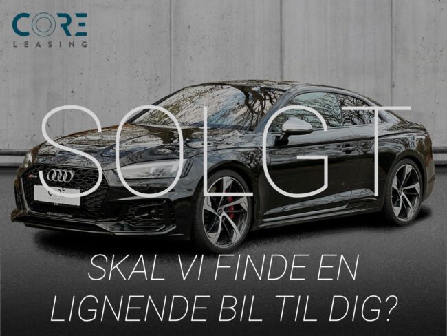 Sortmetal Audi RS5 TFSi Coupé quattro Tiptr. fra 2017 parkeret foran en betonmur. CORE Leasing A/S er eksperter i Audi leasing.