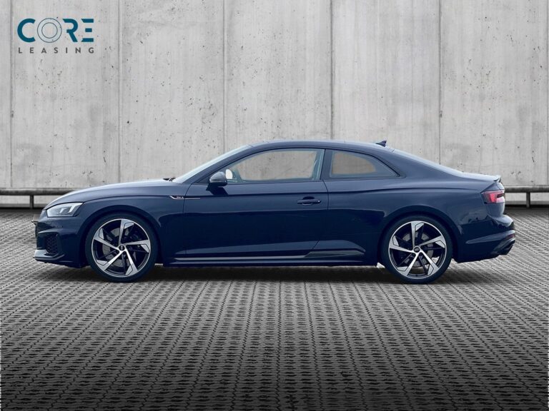 Mørkblåmetal Audi RS5 TFSi Coupé quattro Tiptr. fra 2017 parkeret foran en betonmur. CORE Leasing A/S er eksperter i Audi leasing.